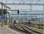 Paralleleinfahrt: Der ex TRAVYS RBDe 560 384  trifft als Regionalzug von Kerzers her kommend, in Lausanne auf Gleis 70 ein während ein SBB RABe 511 als RE 33 auf dem Weg nach Annemasse den Bahnhof von Lausanne erreicht. 

31. August 2024