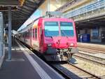 Infolge Bauarbeiten verkehren zwei zusammengekuppelte Domino RBDe 560 sozusagen als S 40 'Shuttle' zwischen Lausanne und Palézieux. Zu meiner Freude war der RBDe 560 Seite Palézieux der ex. Travys RBDe 560 384 Domino, der hier von der Steue ...