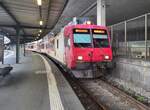 Der weiterhin in Travys Farbgebung gehalten SBB DOMINO RBDe 560 384 mit B und ABt wartet in Lausanne als S41 24517 auf die Abfahrt nach Vauderens.
Das eher unbekannte Vauderens ist heute infolge Bauarbeiten Endstation, wer weiter fahren möchte  ...