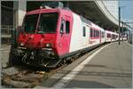 Bildfüllend: Der ex TRAVYS RBDe 560 384 welcher weiterhin mit seinem B und ABt in den attraktiven Travys Lackierung (aber SBB Beschriftung) unterwegs ist, trifft als Regionalzug von Kerzers her kommend, in Lausanne auf Gleis 70 ein. 31. August 2024