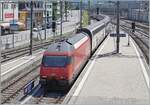 Eine SBB Re 460 erreicht mit eine IC von Interlaken Ost kommend den Bahnhof von Spiez, von wo aus der Zug nach einem kurzen Halt in Richtung Bern weiterfahren wird. 

23. Juli 2024