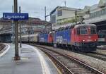 In Lausanne wartet ein Güterzug , der mit ZWEI SBB Re 6/6 bespannt ist auf die Weiterfahrt in Richtung Brig; an der Spitze die SBB Re 6/6 11622 (Re 620 022-4) 'Suhr' eingereiht, als zweite Lok ist die Re 6/6 11634 (Re 620 034-9) 'Aarburg-Oftring ...