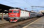 bei der abfahrt und schön im licht fuhr CFR 410 008-3 mit einen interregio vom nordbahnhof in bukarest,04.05.24