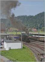 Mit einem Dampfzug der  Emmentalbahn  verl�sst die E 3/3 853 (UIC 90 85 0008 573-3) den Bahnhof von Sumiswald-Gr�nen mit dem Ziel Wasen im Emmental.