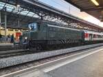 Die SBB Ae 4/7 10976 verlässt mit ihrem  Schulzug  Lausanne.