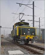 Die SNCF C 20155 UIC N° 97 85 1 932-0 (ex SBB Ee 3/3 II 16515, ex SNCF C 20155) des Verein 'Team C-20155' wartet in Balsthal bis der R22 gewendt hat, um dann am Bahnsteig können Interessierte für eine eine Führerstandmitfahrt zur  ...