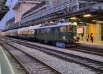 Die Re 4/4 I 10039 stellt den Extrazug 31131 in Lausanne bereit. Der Zug verkehrt für eine Reisegruppe nach Zürich Enge (mit Halt in Palézieux). 

Der Zug besteht aus dem  Le Salon Bleu  61 85 80-90 200-6 CH-IRSI, dem 56 80 89-80 010-2 WGm D-IRSI und dem Am 56 80 10-40 360-4 D-IRSI.

Da der TEE Rheingold Genève - Amsterdam am Schluss seiner Einsatzzeit vor vielen Jahren aus einem DB Speisewagen, einem DB Abteilwagen und einen DB Großraumwagen bestand und auch von einer Re 4/4 I gezogen wurde, weckt der heutige Zug doch Erinnerungen an den TEE 6 / 7, der am 23. Mai 1982 zum letzten Mal ab Genève fuhr, und sich dann noch gut zwei Jahre auf dem Abschnitt Basel - Amsterdam hielt.
    
11. Dezember 2024