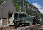 Für die Fahrt durch den Gotthard Tunnel erhält der C 5/6 Dampfzug eine Vorspannlok.