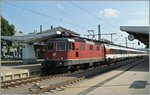 In Singen hat die Re 4/4 II 11304 einen IC von Stuttgart nach Zürich übernommen.