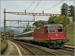 Die SBB Re 4/4 II 11212 mit einem EC nach Milano in Lugano Paradiso.