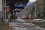 Eine SBB Re 4/4 II und eine Re 6/6 (Re 10/10) erreichen mit eine Güterzug von Domodossola kommend den Bahnhof von Preglia.

27. Jan. 2015