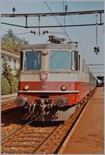 re-4-4-ii/684052/die-sbb-re-44-ii-11252 Die SBB Re 4/4 II 11252 mit dem Schnellzug 526 Richtung Lausanne beim Halt in Grenchen Süd. 

8. Okt. 1984