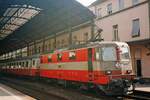 Leider mit Gegenlicht: 11103 treft mit ein Swiss-Express-Garnitur am 25 Juli 1999 in Olten ein.