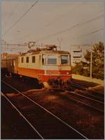 Die SBB Re 4/4 II 11252 mit ihrem Schnellzug 538 Romanshorn - Genève bei der Durchfahrt in Lengnau. 

Analog Bild vom 16. Juli 1984
