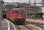 Die beiden Re 4/4 II 11264 und 11296 warten mit ihrem  Spaghetti-Zug  in Lausanne die Blockdistanz zur Weiterfahrt Richtung Domo II ab.