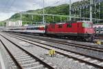 re-4-4-ii/776872/sbb-11195-steht-mit-der-gotthard SBB 11195 steht mit der Gotthard Panoramic Express am 29 Mai 2022 in Chiasso.