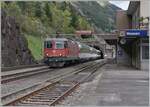 Die SBB Re 4/4 11195 ist mit dem Gotthard Panoramic Express von Lugano nach Flüelen (Arth-Goldau) unterwegs und fährt gerade durch den Bahnhof von Wassen. 

19. Okt. 2023