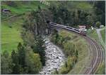 re-4-4-ii/868253/eine-sbb-re-44-ii-ist Eine SBB Re 4/4 II ist in der bekannten Wattinger Kurve mit dem Gotthard Panorama Express auf dem Weg nach Arth Goldau. 

19. Okt. 2023