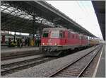 Die SBB Re 4/4 II 11273 (Re 420 273-5) und Re 4/4 II 11269 (Re 420 269-3) in Vielfachsteuerung warten mit ihrem Güterzug in Lausanne die Überholung ab, um dann ihre Fahrt in Richtung