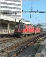 Die zwei SBB Re 4/4 II 11327 und 324 (RE 420 327-9 und 420 324-6) verlassen Lausanne in Richtung Wallis. 

8. Nov. 2024