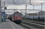Die SBB Re 4/4 11267 (Re 420 267-7) fährt mit einem Güterzug durch den Bahnhof von Zofingen.

6. Dez. 2024