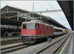 Die beiden SBB Re 4/4 II 11136 (Seite Vevey) und die Re 4/4 11196 (Seite Gen�ve und hier kaum zu erkennen) stehen in Lausanne mit einem Testzug auf Gleis 2. 

27. Juni 2025