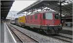 Die beiden SBB Re 4/4 II 11136 (Seite Vevey und hier kaum zu erkennen) und die Re 4/4 11196 (Seite Gen�ve) stehen in Lausanne mit einem Testzug auf Gleis 2. 

27. Juni 2025