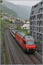 Die SBB Re 460 008-6 ist mit ihrem IR 90 kurz nach Montreux auf dem Weg nach Genève Aéroport.