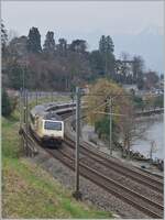 Die für „175 Jahre Schweizer Bahnen“ werbende SBB 460 019 schiebt den IR 90 1815 bei Villeneuve in Richtung Brig.