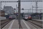 Ein Bahnhof voller Züge: Links ein SBB RABe 511 als RE 33 nach Annemasse, in der Mitte ist ein FS Trenitalia ETR 610 als EC 37 auf der Durchfahrt und rechts im Bild wartet eine SBB Re 460 mit ihrem IR von Neuchâtel auf die Abfahrt nach Lausanne.

29. Feb. 2024