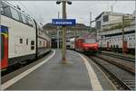 Re 460/850551/in-lausanne-wartet-die-sbb-re In Lausanne wartet die SBB Re 460 045 mit ihrem IR 90 nach Brig zwischen zwei Zügen auf die Abfahrt nach Brig. 

31. Mai 2024 