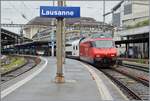 Eine SBB RE 460 ist mit einem IR 90 von Genève Aéroport nach Brig unterwegs und konnte beim Halt in Lausanne fotografiert werden. 

31. Mai 2024