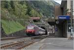 Re 460/868252/ein-sbb-re-460-faehrt-mit Ein SBB Re 460 fährt mit einem IC2 auf dem Weg in Richtung Arth Goldau durch den Bahnhof von Wassen. 

19. Oktober 2023