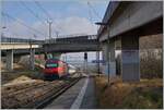 In Lonay-Preveranges schiebt eine SBB Re 460h ihren IR 90 auf dem Weg von Genève-Aéroport nach Brig in schneller Fahrt durch die Haltestelle in Richtung Lausanne.