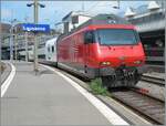 Mit einer SBB Re 460 an der Spitze verlässt ein IR 90 / IR 95 Lausanne in Richtung Wallis.