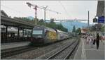 Die SBB Re 460 028 (Re 460 91 85 4 460 028-4 CH-SBB) tr�gt seit Mai 2026 die sehr gef�llige Werbedekoration in allen vier Landessprachen  Schweizer Wanderwege / Suisse Rando / Sentieri Svizzeri /