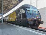 Die SBB Re 460 028 (Re 460 91 85 4 460 028-4 CH-SBB) tr�gt seit Mai 2026 die sehr gef�llige Werbedekoration in allen vier Landessprachen  Schweizer Wanderwege / Suisse Rando / Sentieri Svizzeri / Sendas Svizras . Ich konnte die SBB Re 460 028 ist mit dem IR 90 in Lausanne mit meiner inzwischen zwanzig Jahre alten kleinen Digitalkamera fotografieren, die jedoch bei diesen Lichtverh�ltnissen an ihre Grenzen kam.  

17. Juli 2026
