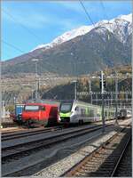 Vom Bahnsteig in Brig aus ein Blick in die Abstellgruppe des Bahnhofs. wo neben G�terz�gen auch einige Reisez�ge abgestellten werden, bzw. auf ihren n�chsten Einsatz warte; z. b. die hier zu sehenden SBB Re 460 und der BLS RABe 528 MIKA. 

13. Nov. 2024