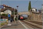 Eine SBB Re 460 (und nicht zu sehen eine weitere an der Spitze) bef�rdern ihreren IR 95 ohne Halt durch den Bahnhof von Rivaz in Richtung Lausanne. 

12. August 2026