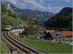 Die BLS Re 465 002 ist bei Garstatt mit den GoldenPass Express 4068 von Interlaken nach Montreux unterwegs und wird in gut einer Viertelstunde von der Schmalspur Ge 4/4 (Serie 8000) der MOB in