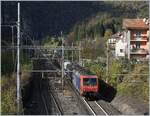 Die SBB Re 474 004 und eine weitere Lok dieses Typs verlassen Varzo mit einem Güterzug in Richtung Domodossola.