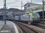 Die beiden BLS Re 475 439 und 193 496-7 warten in Lausanne mit einem G�terzug auf die Weiterfahrt in Richtung Wallis.
