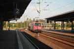 482 000 mit einen Gterzug bei der durchfahrt im Bahnhof Weienfels am 6.7.19