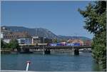 Zwischen Solothurn West und Solothurn fahren zwei SBB Re 482 mit einem Kesselwagenzug �ber die Aarebr�cke, das Bild entstand vom Schiff aus.

17. Juni 2025