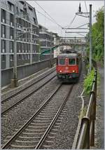 Die SBB Re 620 087-7  Bischofszell  erreicht mit einem Güterzug in Kürze Montreux.