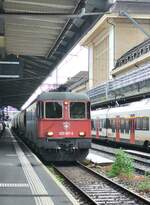 re-6-6/849551/die-sbb-re-66-11607-re Die SBB Re 6/6 11607  (Re 620 007-5) 'Uster' fährt mit dem 'Spaghetti'-Zug von Perrigny nach Torino Orbassano durch den Bahnhof von Lausanne.

27. Mai 2024