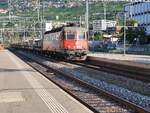 Die SBB Re 6/6 11614 fährt mit einem Güterzug durch Vevey.