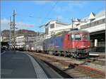 Die SBB Re 6/6 111622 (Re 620 022-4) wartet ihrem Güterzug in Lausanne auf die Weiterfahrt.