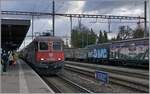 Die SBB Re 6/6 11667 (Re 620 067-9)  Bodio  fährt mit einem Güterzug durch den Bahnhof von Wohlen.