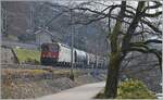 Die SBB Re 6/6 11634 (Re 620 034-9)  Aarburg-Oftringen  ist mit einem Ölzug beim Château de Chillon auf dem Weg in Richtung Lausanne.